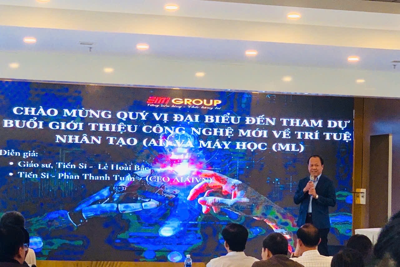 Ông Đặng Thanh Bình, Chủ tịch HĐQT DMT Group phát biểu cảm ơn Tiến sĩ Hoài Bắc và Thanh Tuấn đã chia sẻ những nội dung phong phú và bổ ích về AI và ML